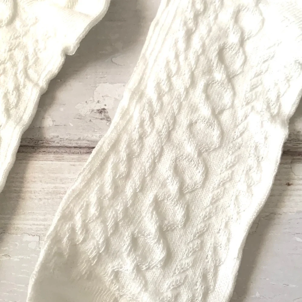 Urban Outfitters Women’s Yellow Daisy White Knit Pattern Crew Socks Brand NEW